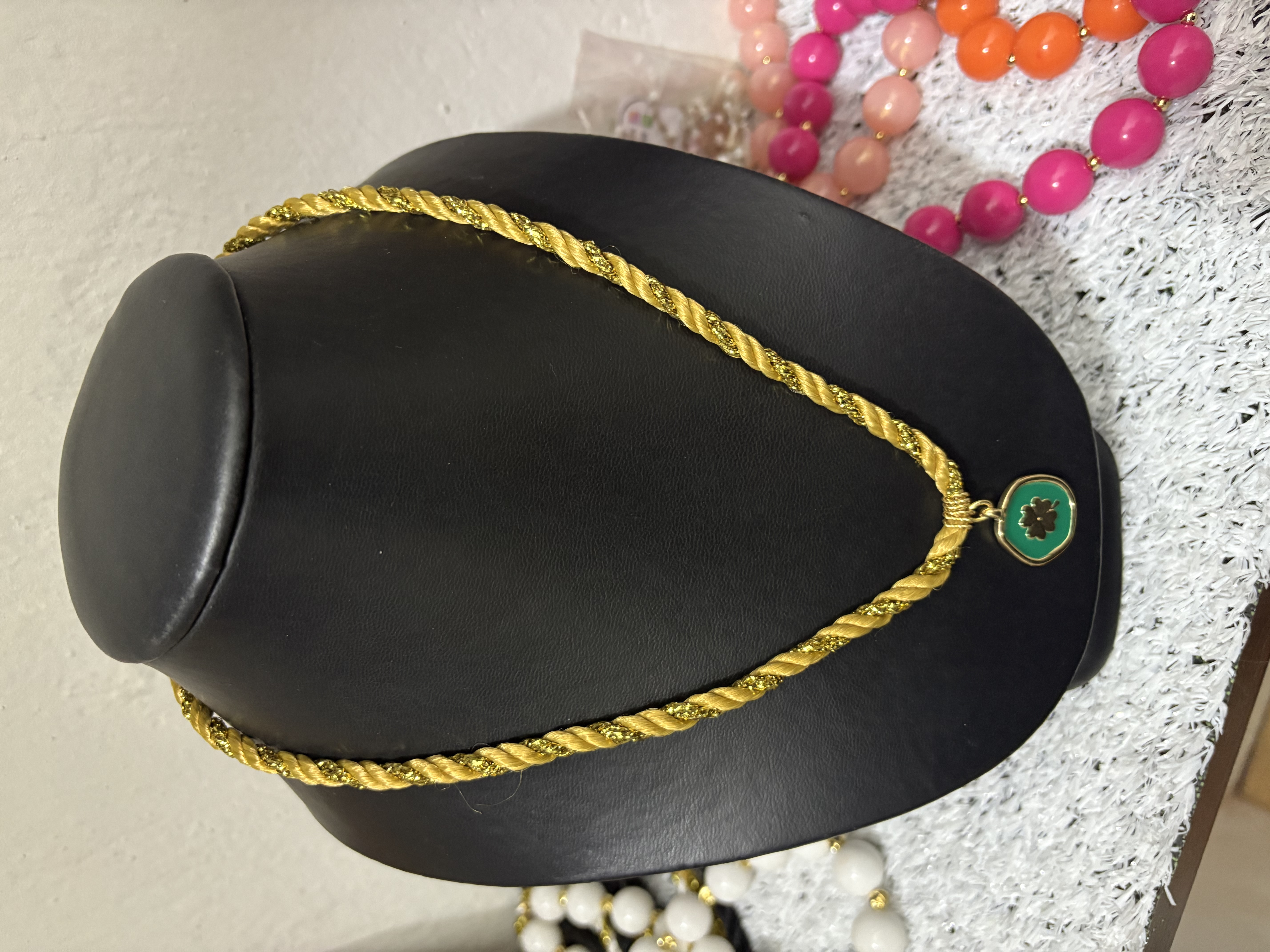 Collar largo en cordón de seda y dijes grandes laminados , acrílicos y en cobre 4