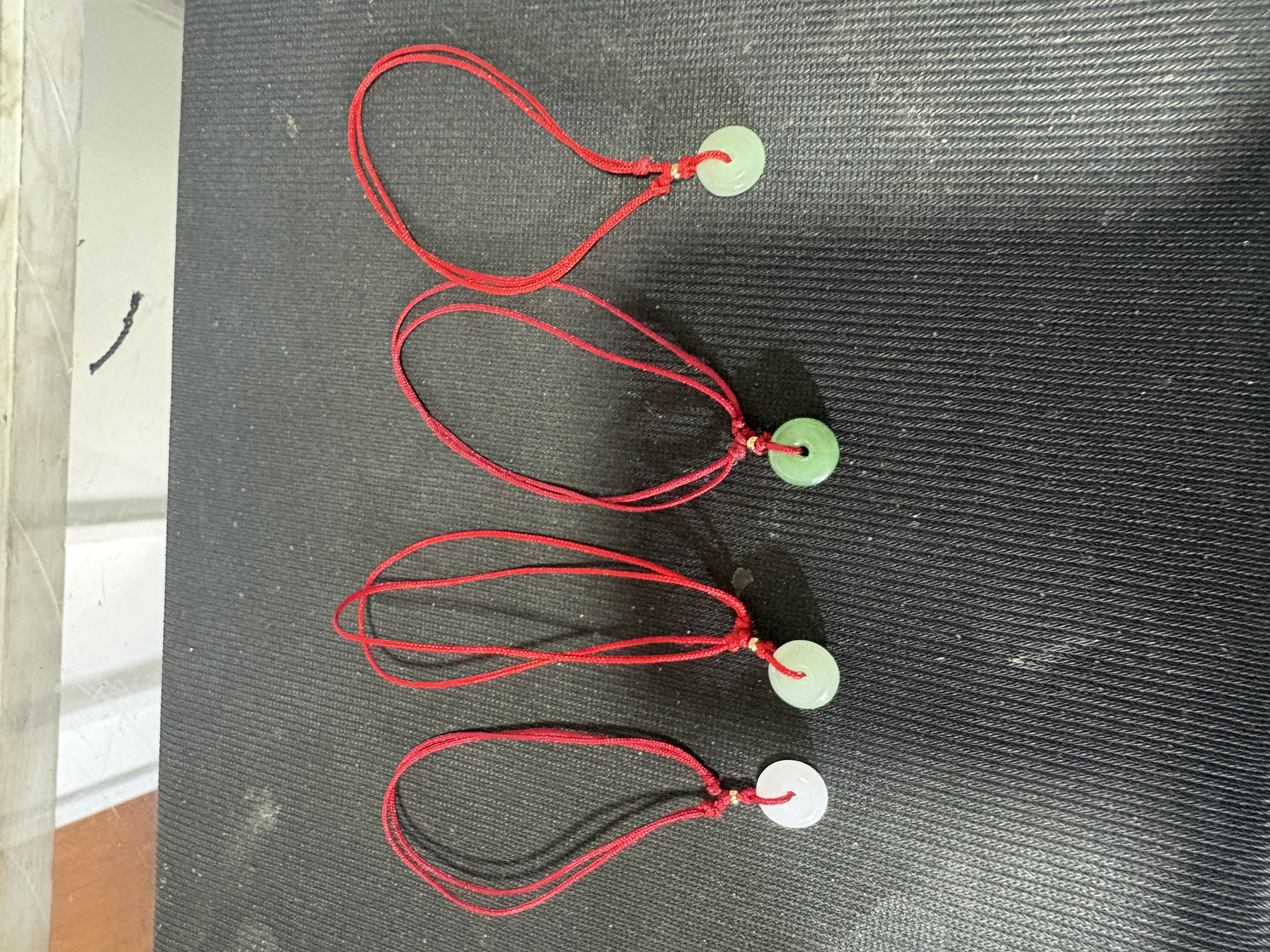 Pulceras macramé con dije deferentes tejidos y dijes en acrílicos 2