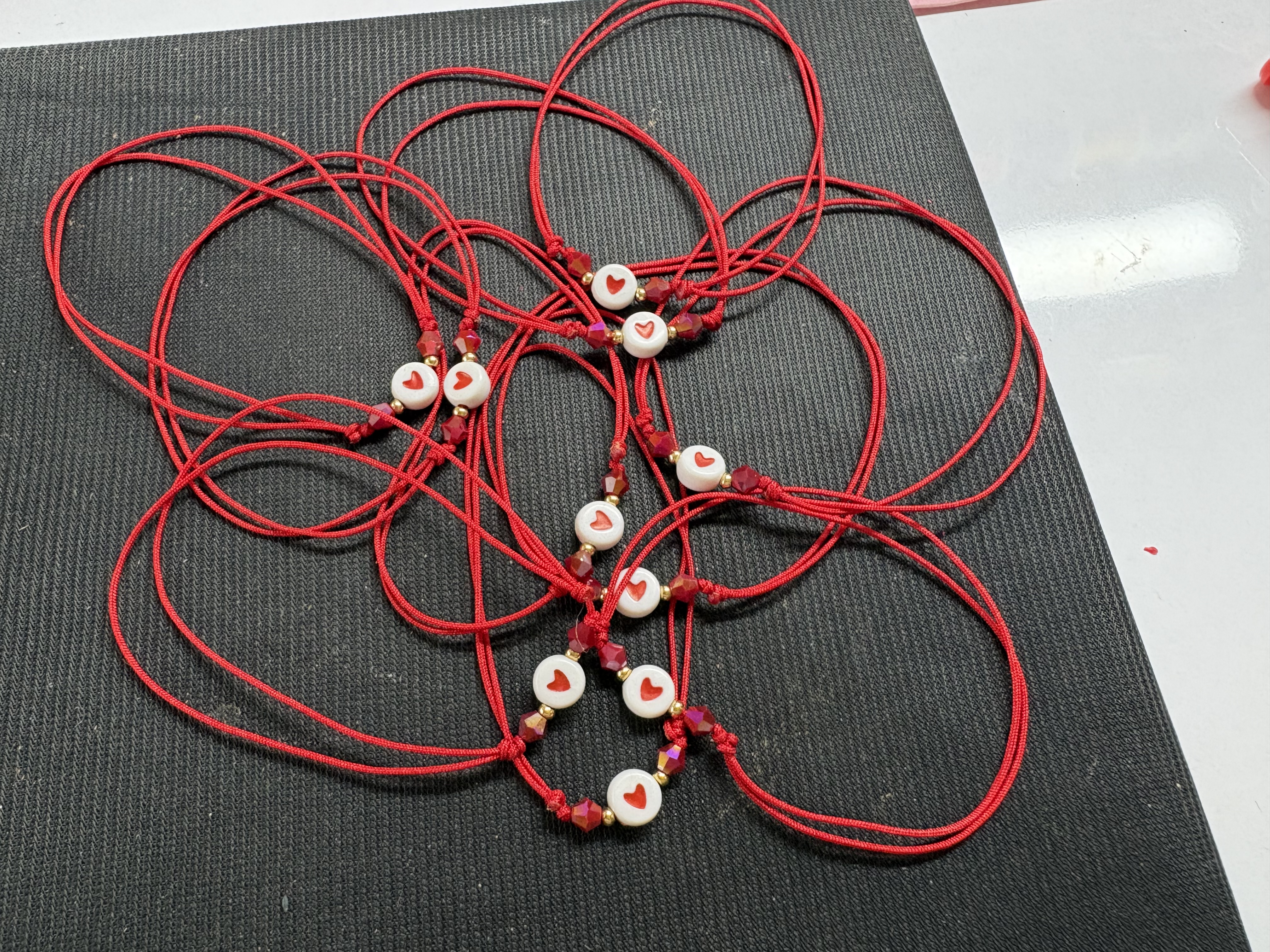 Pulceras macramé con dije deferentes tejidos y dijes en acrílicos 4