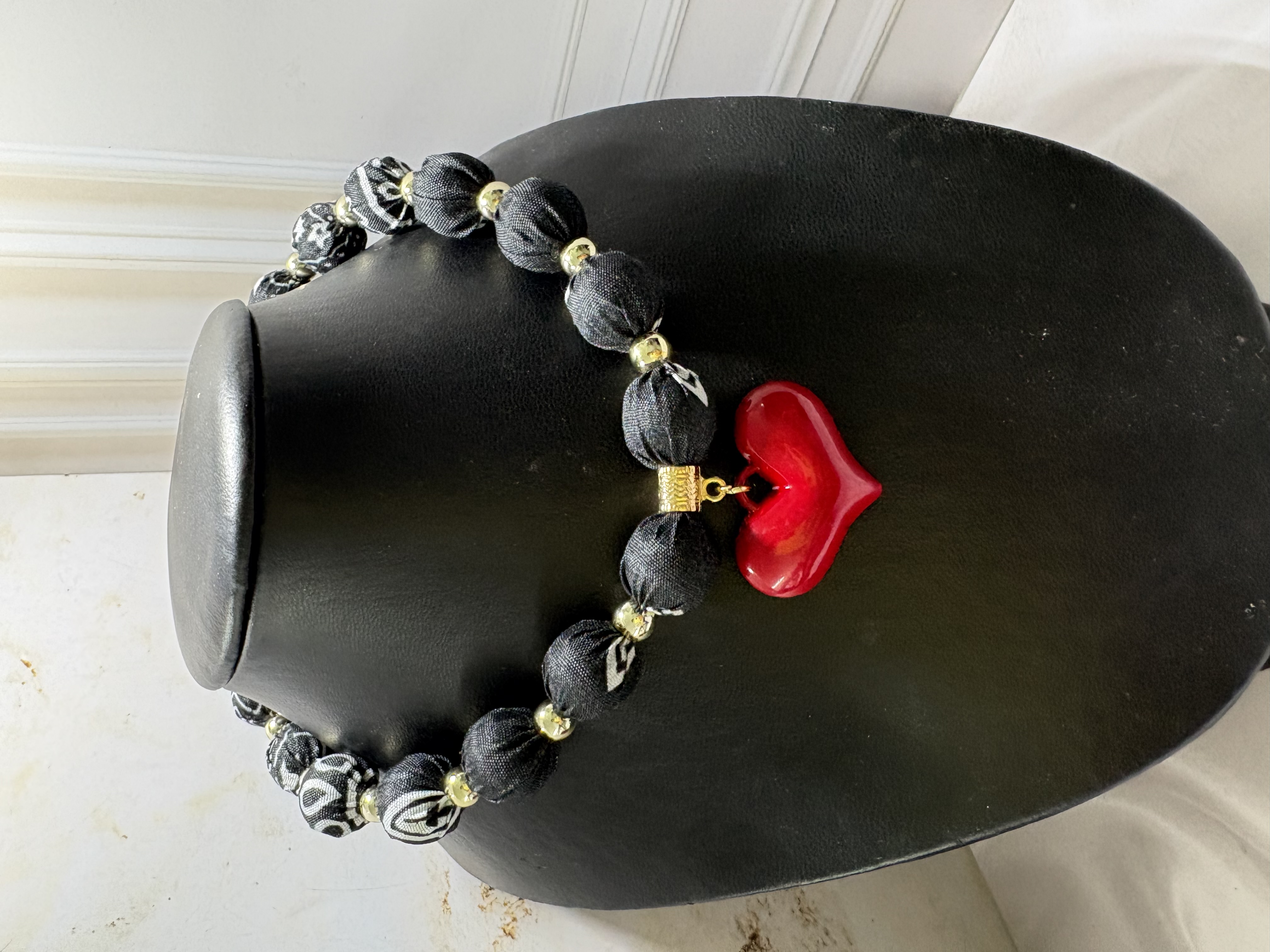 Collar bandanas con cuentas forradas