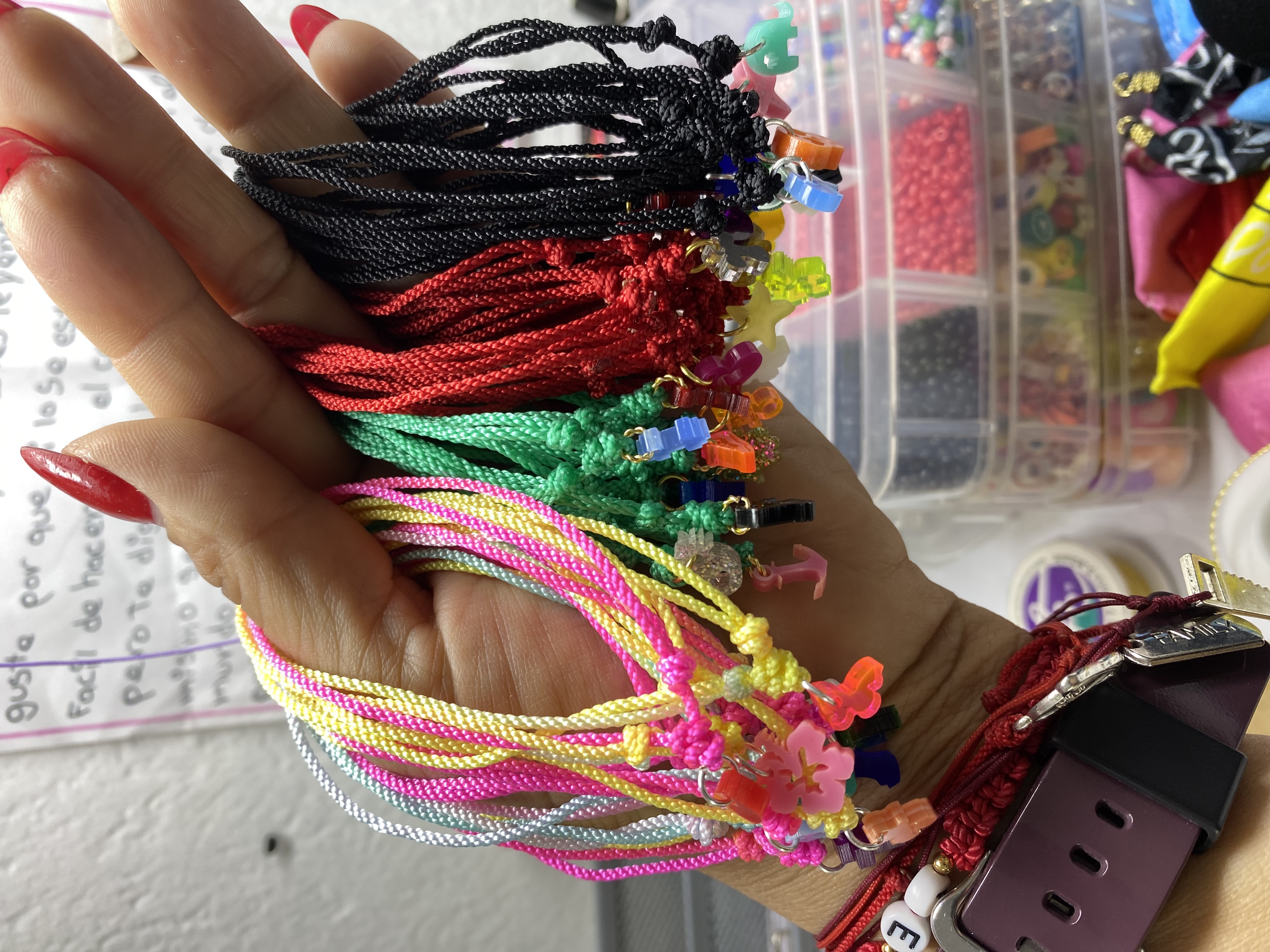 Pulceras macramé con dije deferentes tejidos y dijes en acrílicos 10