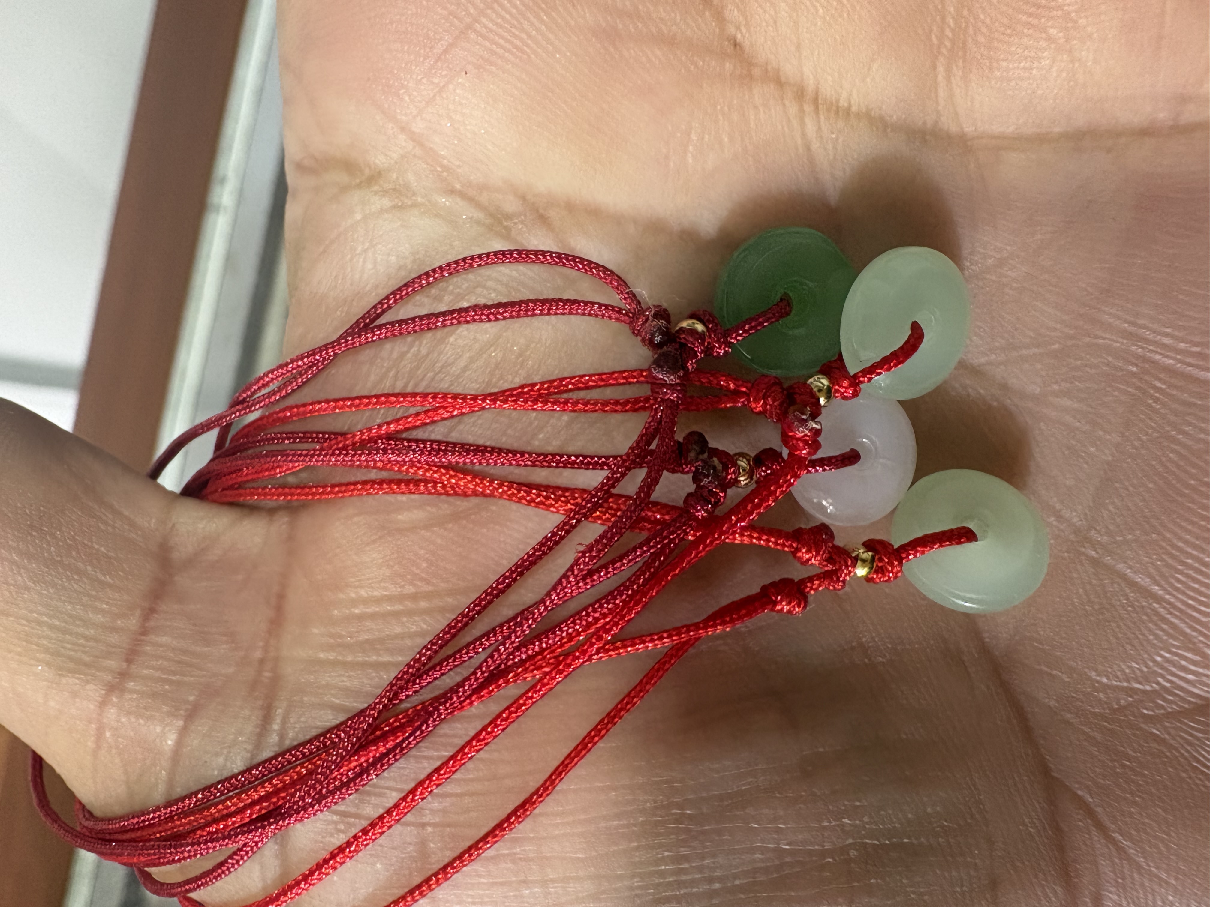 Pulceras macramé con dije deferentes tejidos y dijes en acrílicos 3