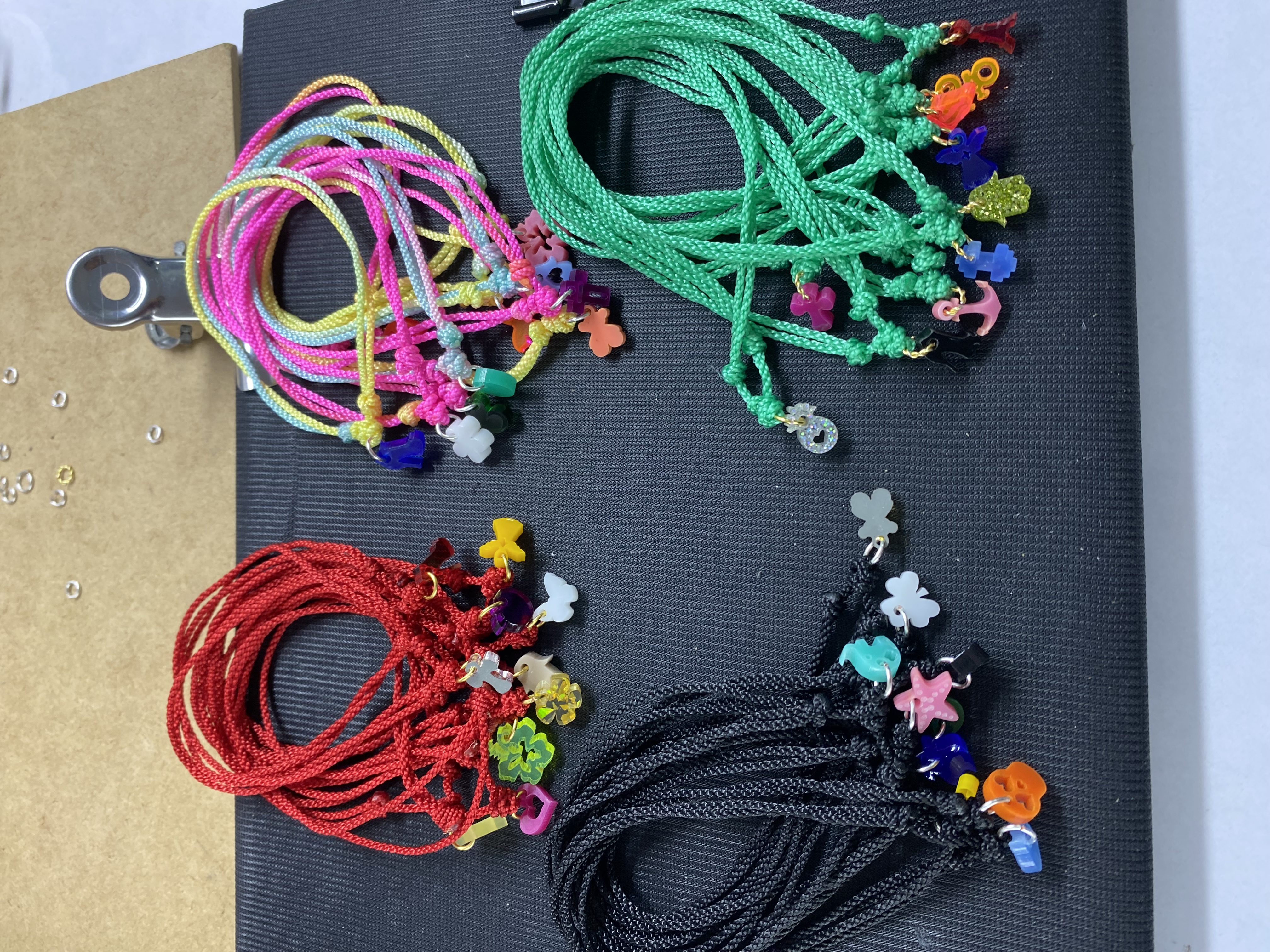 Pulceras macramé con dije deferentes tejidos y dijes en acrílicos 9