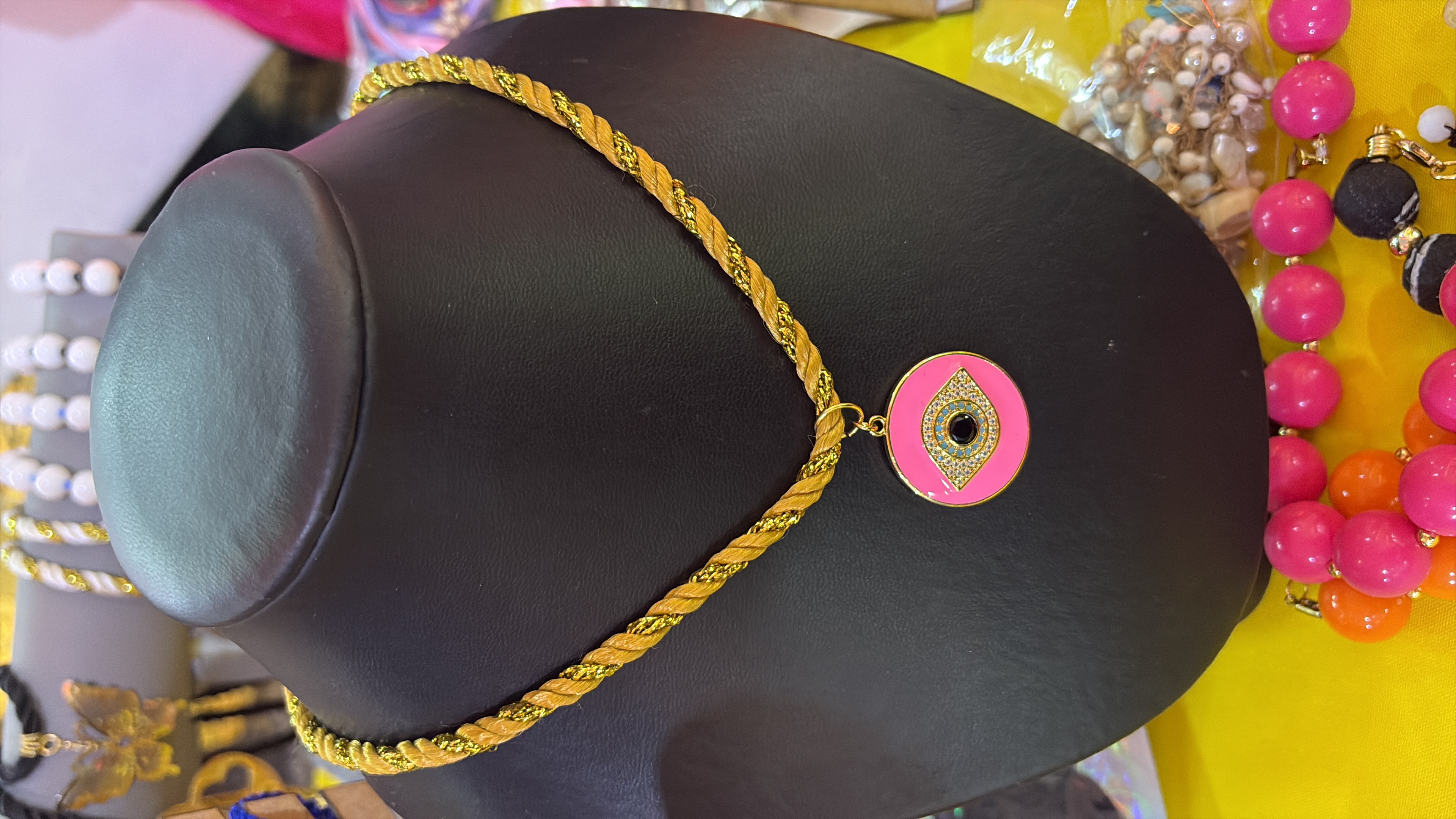 Collar largo en cordón de seda y dijes grandes laminados , acrílicos y en cobre 2